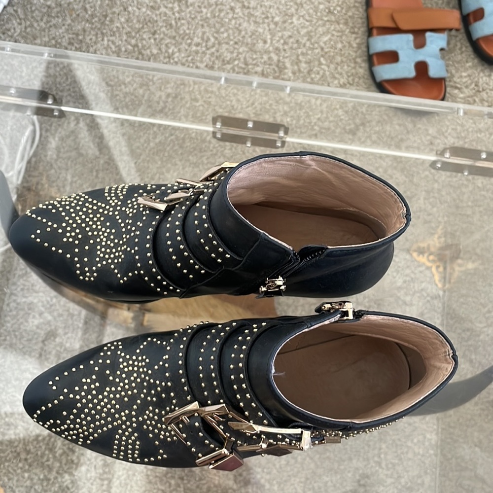 Inspired black boots w gold hardware - Picture 4 of 6